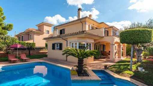 Casa mediterránea independiente en una popular zona residencial en Puig de Ros
