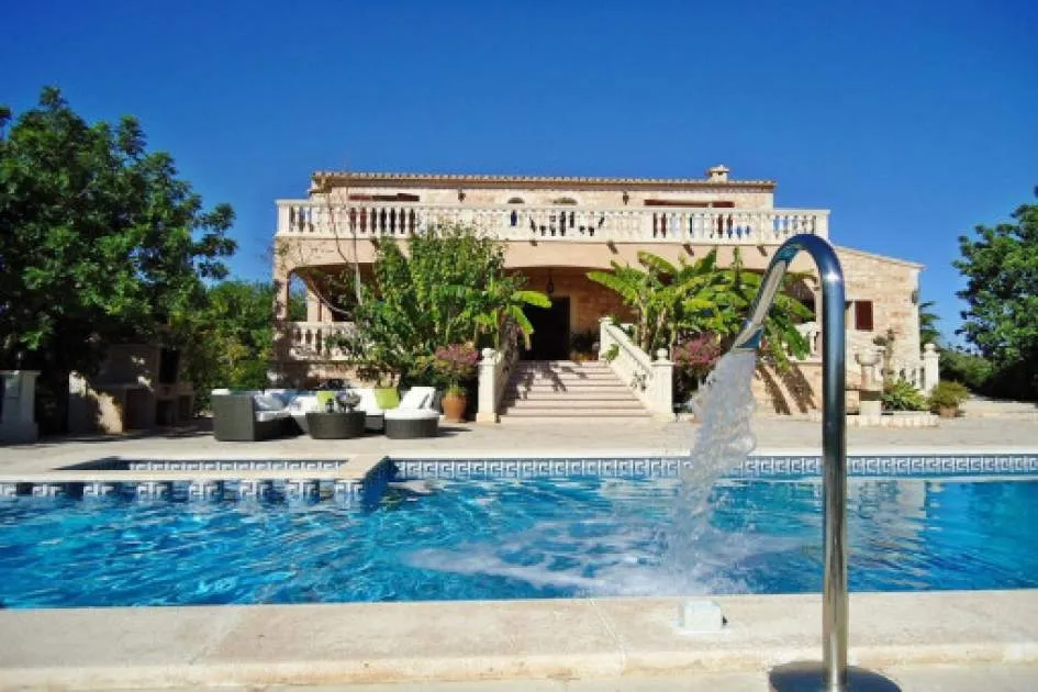 Exclusiva finca con vista al mar disponible para alquiler temporal en Santanyí