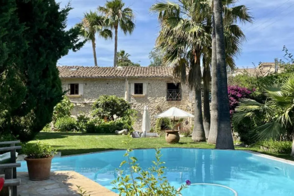 Finca mallorquina con jardín cuidado, piscina y licencia vacacional en Es Capdella Finca mallorquina con jardín cuidado, piscina y licencia vacacional en Es Capdella