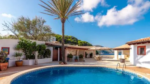 Villa de estilo mediterráneo con apartamento de invitados y vista al mar en una excelente ubicación en Cala Ratjada