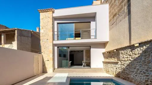 Casa de pueblo recién renovada con casa de huéspedes privada, garaje y piscina en Sant Joan