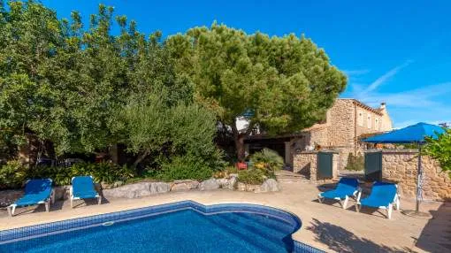Finca tradicional mallorquina con piscina, jardín pintoresco y mucha privacidad directamente en el pueblo de Artà - de noviembre a junio