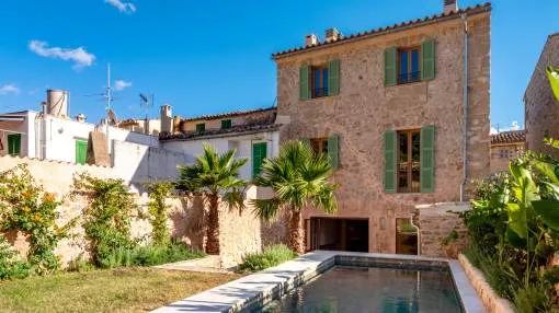 Casa de pueblo elegantemente reformada con jardín y piscina en Alaró