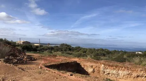 Singular terreno edificable al pie del Puig de Ferrutx con vistas a la bahía de Alcúdia y a las montañas de la Colonia de Sant Pere