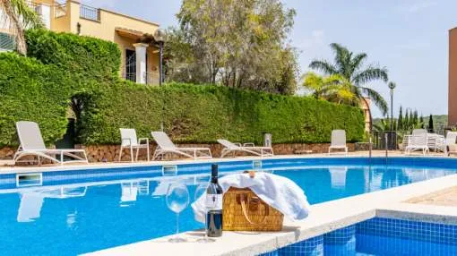 Casa adosada de esquina en un complejo bien cuidado en Camp de Mar – perfecta para los amantes del golf