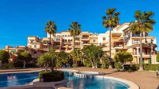 Atractivo piso en planta baja con terraza y bonito jardín en cuidado complejo residencial de Cala Millor