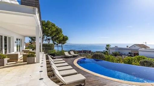 Villa modernizada de estilo mediterráneo con increíbles vistas al mar en Cas Catala