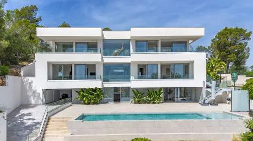 Villa de lujo con piscina y vistas al mar espectaculares en Palmanova