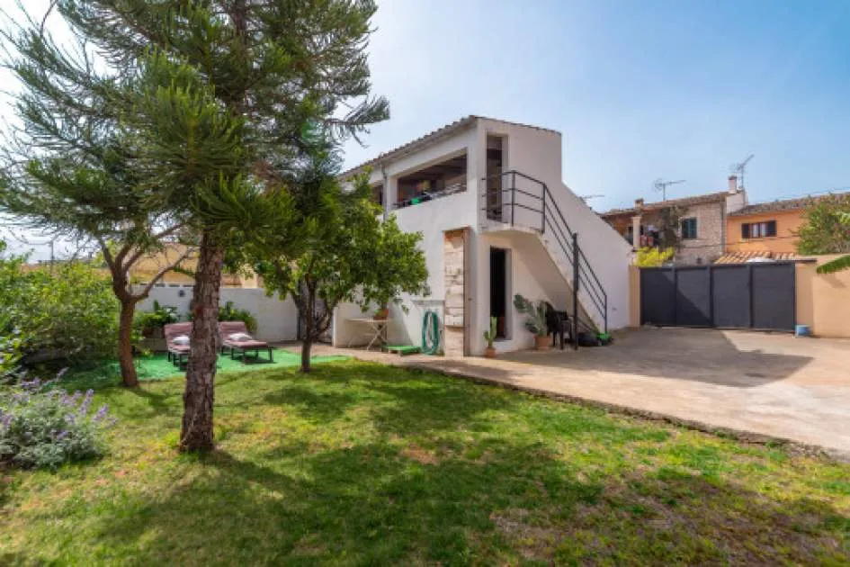Excelente casa de pueblo con garaje y jardín en Alaró