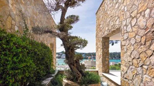 Villa moderna con dos piscinas y vistas al mar, a poca distancia de la playa de Santa Ponsa