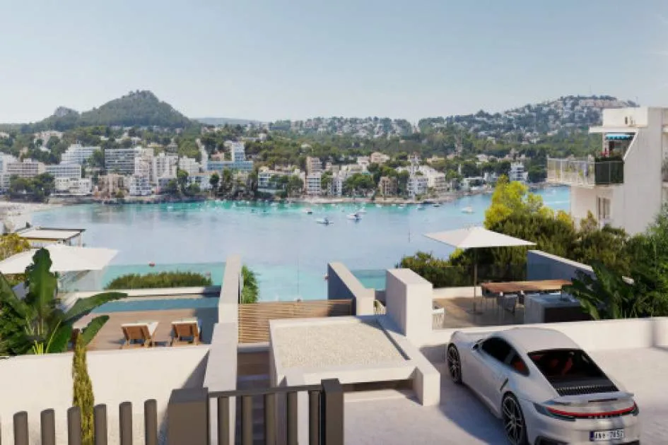 Villa moderna con dos piscinas y vistas al mar, a poca distancia de la playa de Santa Ponsa