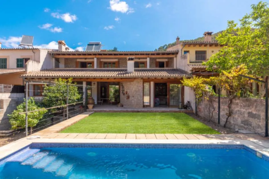 Gran casa con piscina en el centro del pueblo de Esporles