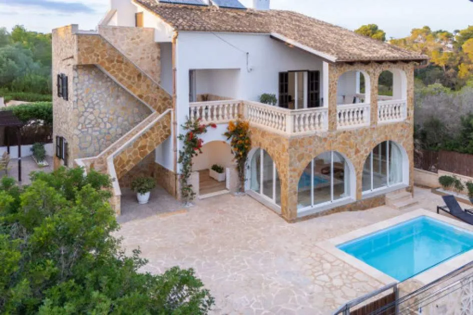 Encantadora villa con dos viviendas independientes, piscina y zona de barbacoa en Cala Santanyi