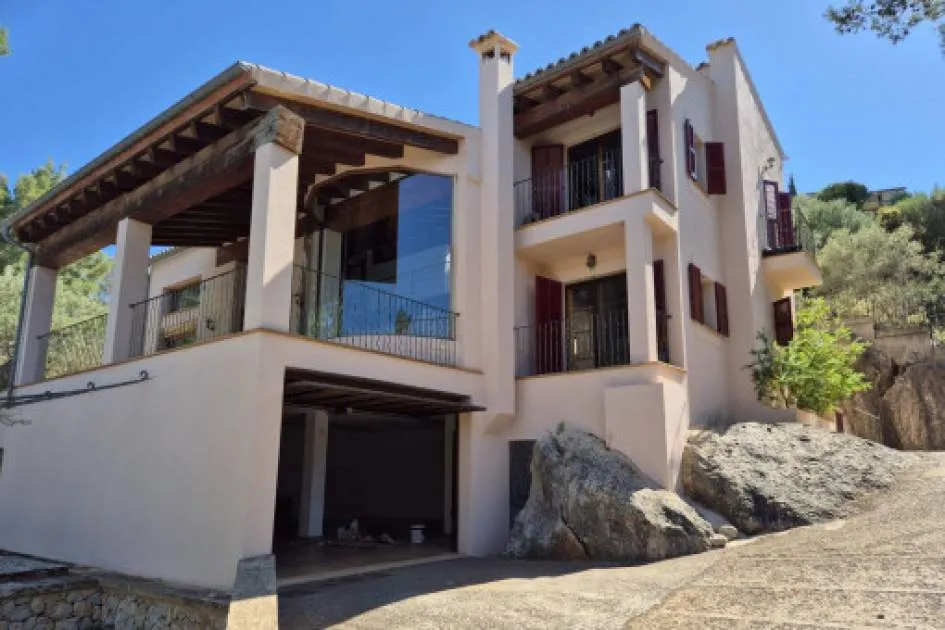 Villa idílica en zona tranquila con gran piscina y vistas panorámicas Villa idílica en zona tranquila con gran piscina y vistas panorámicas