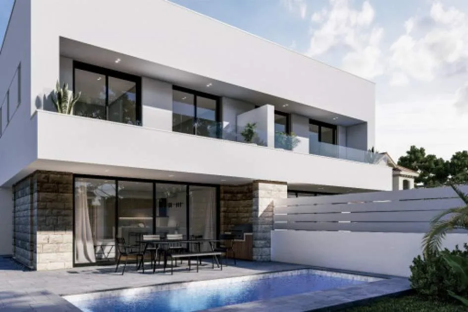 Casa adosada de alta calidad de 4 dormitorios con piscina en Can Picafort