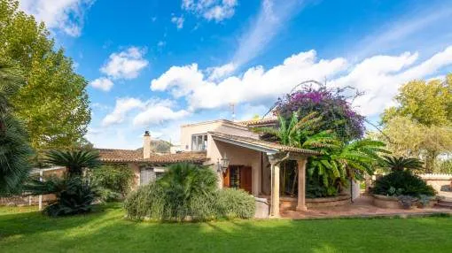 Finca privada en Capdepera con dos casas y dos piscinas, a solo unos minutos a pie de Cala Agulla