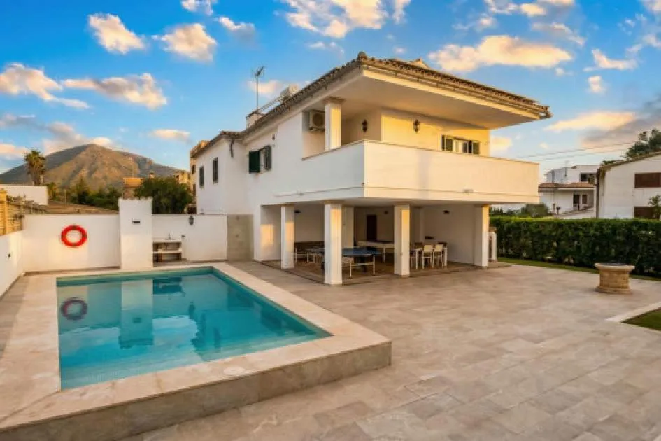 Chalet bien cuidado con piscina, vistas a la montaña y licencia de alquiler cerca de la playa de Pto Pollensa Chalet bien cuidado con piscina, vistas a la montaña y licencia de alquiler cerca de la playa de Pto Pollensa