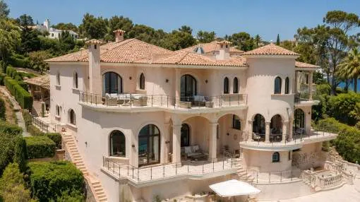 Villa de lujo en primera línea en Sol de Mallorca con piscina y vistas al mar, disponible anualmente de septiembre a julio
