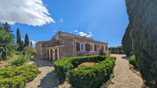 Encantadora finca para alquiler a largo plazo con piscina y fantástico jardín cerca de Sineu