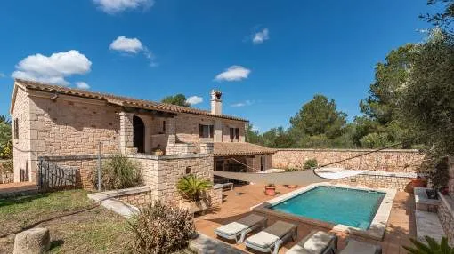 Villa de ensueño independiente con gran piscina y vistas despejadas a la naturaleza en Cala Santanyí