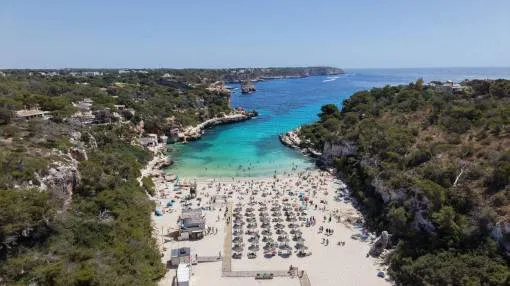 Casa unifamiliar con garaje y piscina a pocos metros de la playa de Cala Llombards