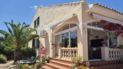 Encantadora casa adosada a doble cara con vivienda independiente y jardín de estilo mediterráneo en Cala Murada