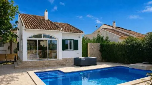 Chalet independiente con gran piscina, precioso jardín y apartamento independiente