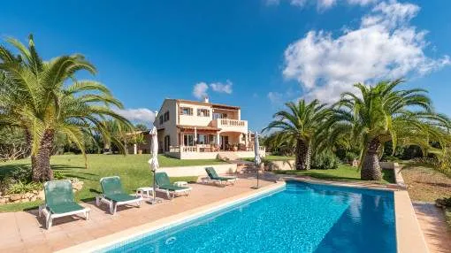 Una preciosa finca con vistas al mar y licencia de alquiler vacacional en S’Espinagar