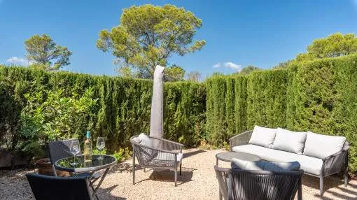 Un piso en planta baja con jardín privado, plaza de aparcamiento y piscina comunitaria en Cala Murada
