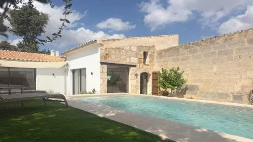 Casa adosada de diseño con piscina, jardín, terrazas y 2 dormitorios en Sineu