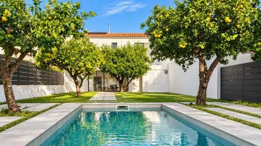 Moderna casa de pueblo con piscina de agua salada y jardín de naranjos en Esporles