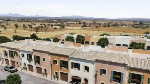 Exclusivos adosados de obra nueva en Campos con jardín y piscina privada