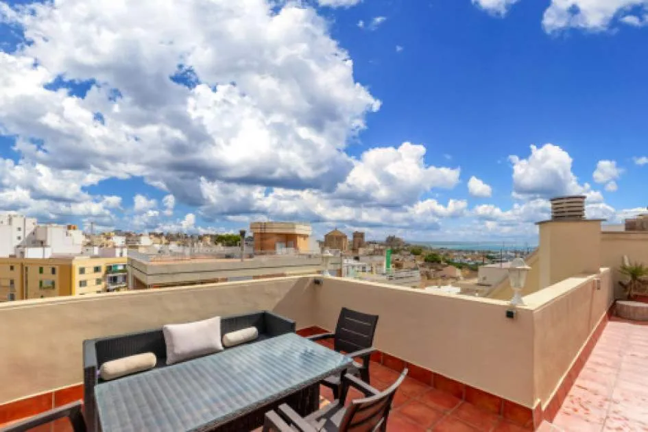 Large duplex-penthouse requiring renovation with parking and sea views in Son Espanyolet Large duplex-penthouse requiring renovation with parking and sea views in Son Espanyolet