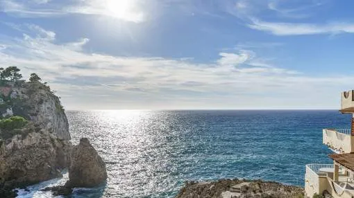 Frontline apartment in Santa Ponsa with direct sea access and sunset panorama