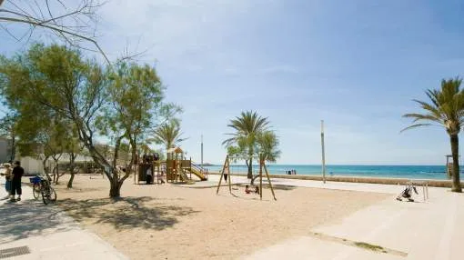 Propiedad comercial con terraza a 150 metros de la playa en El Arenal