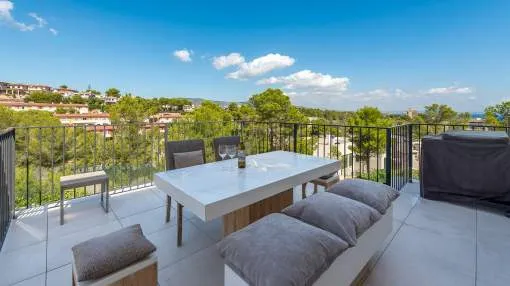 Moderna casa adosada en Cala Vinyes con vistas al mar y terrazas
