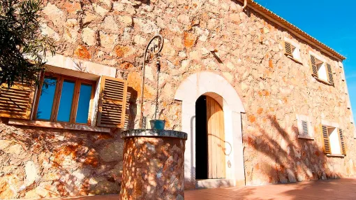 Finca rústica con bonita fachada de piedra en Felanitx