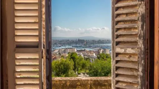 Mansión histórica cerca del centro de Palma con vista a la bahía y jardín privado de más de 7.000 m2