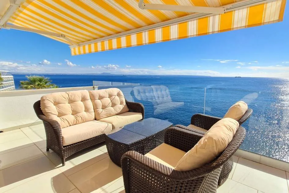 Atractivo apartamento en primera línea en Torrenova con vistas panorámicas al mar