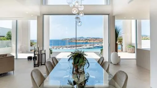 Villa de diseño contemporáneo con fantásticas vistas al Port Adriano