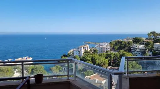 Oportunidad de reformar un apartamento en Illetas con terraza y extraordinarias vistas al mar