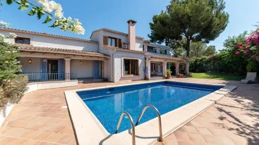 Villa estilo finca incrustada en un oasis mediterráneo