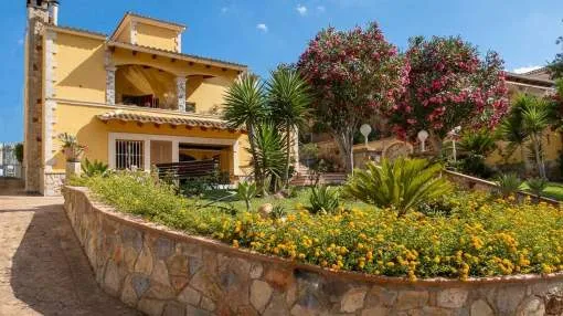 Villa con gran jardín a la venta en San Agustin Villa con gran jardín a la venta en San Agustin