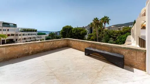Impresionante apartamento reformado con vistas al mar, con amplias terrazas y acceso directo a Puerto Portals