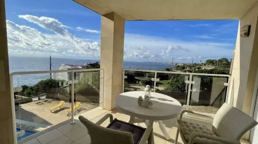 Luminoso apartamento con vistas al mar, piscina y zona ajardinada en el sudeste de Mallorca.