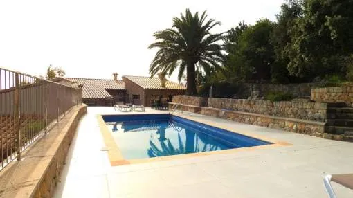 Casa con piscina y licencia vacacional con vistas panorámicas en Caimari.