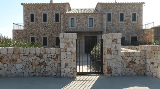 Villa de estilo rústico en una parcela generosa con vistas al mar en Cala Murada Villa de estilo rústico en una parcela generosa con vistas al mar en Cala Murada
