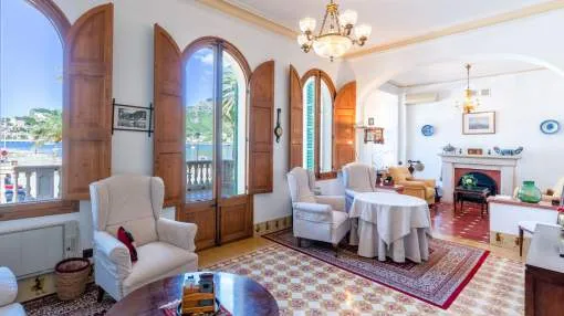 Oportunidad única en Puerto de Sóller: Villa en primera línea de mar