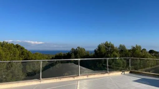 Amplio ático con vistas al mar en una comunidad muy solicitada en Sol de Mallorca