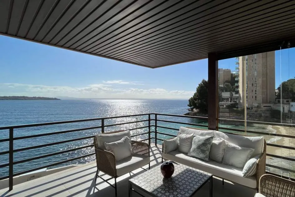 Impresionante apartamento en primera línea de mar con acceso directo a la playa en Cas Catala